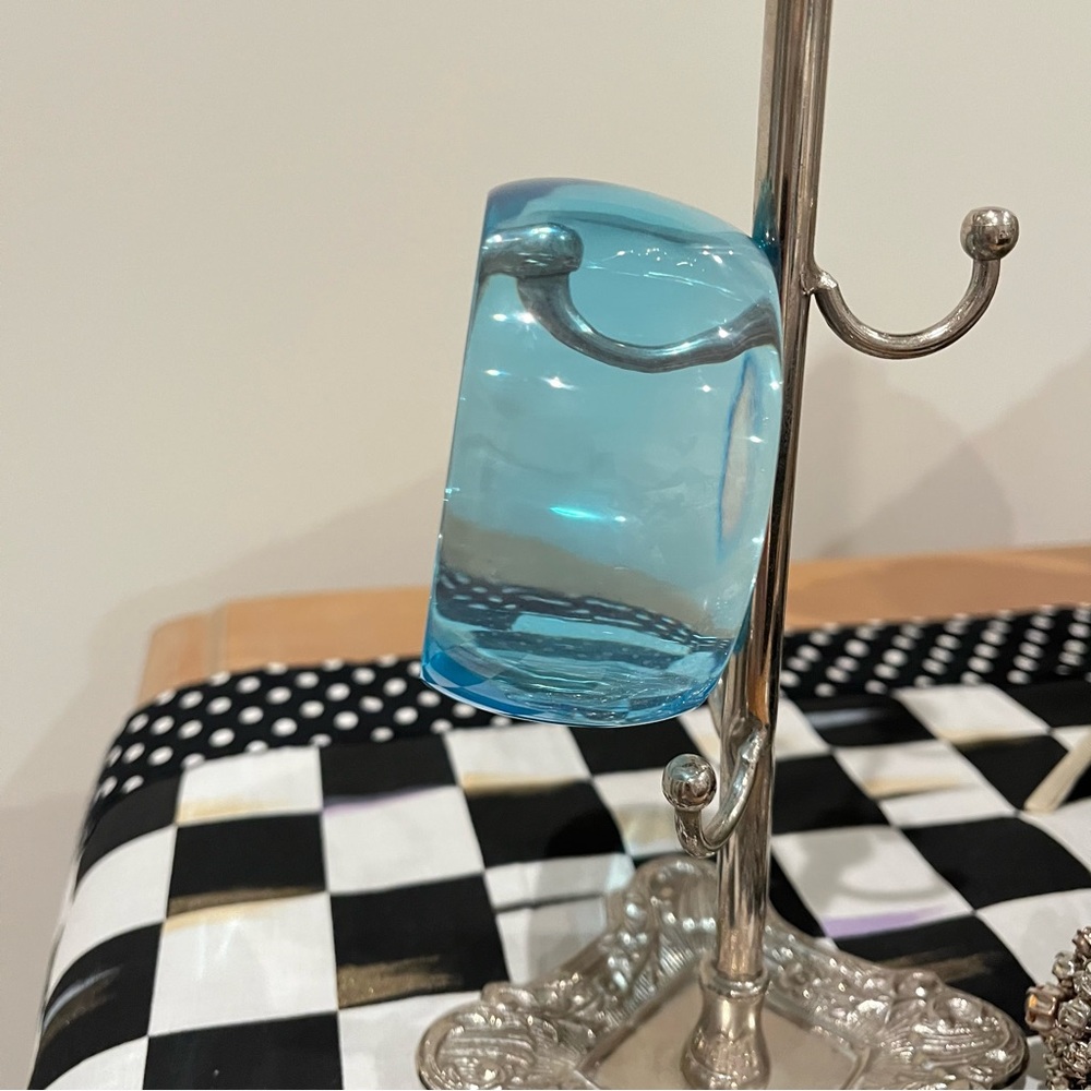 Blue lucite bangle bracelet - Picture 2 of 2